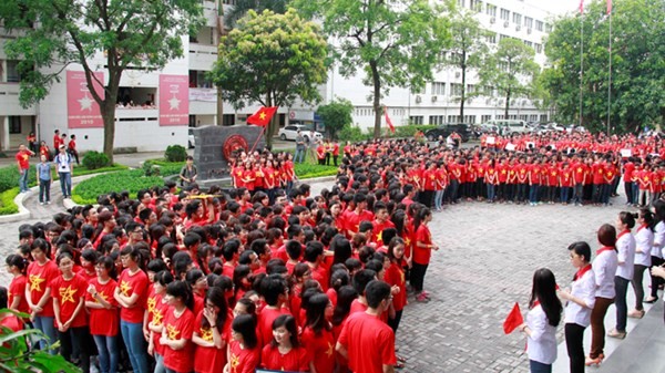 Les professeurs et étudiants de commerce forment la carte du Vietnam - ảnh 1